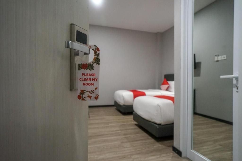 Oyo 568 Rajawali Homestay Palembang Exterior photo