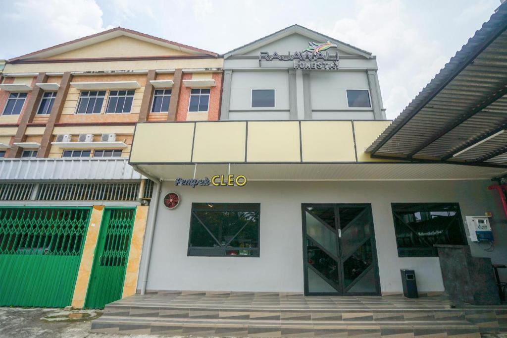 Oyo 568 Rajawali Homestay Palembang Exterior photo